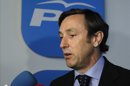 El portavoz adjunto del PP en el Congreso, Rafael Hernando, durante unas declaraciones a los medios de comunicación en la sede nacional del PP. EFE