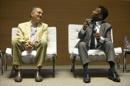 El exfutbolista brasileño Edson Arantes do Nascimento "Pelé" y el ministro de deportes de Brasil Aldo Rebelo (i) participan en el lanzamiento de la versión en portugués del Índice para una Vida Mejor, en Sao Paulo (Brasil). EFE