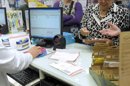 Dos pensionistans retiran sus medicamentos y pagan su aportación corespondiente durante el primer día de entrada en vigor del nuevo sistema de copago de medicamentos en función de la renta, una jornada que viven "sin incidencias" en Navarra aunque con mayor volumen de trabajo por la labor informativa añadida. EFEUna farmacia del centro de Sevilla en la que como en el resto de la comunidad andaluza ha entrado en vigor el copago aprobado por el Gobierno, que obliga a pensionistas y trabajadores en activo a abonar por los medicamentos una cantidad que se fija en función de su renta. EFE
