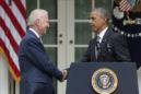 El presidente estadounidense Barack Obama (d) saluda al vicepresidente Joe Biden (i) tras pronunciar un discurso sobre la resolución del Tribunal Supremo acerca de la Ley de Cuidado Asequible de la Salud (ACA) en el Jardín De Las Rosas De La Casa Blanca en Washington. EFE