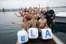 Más de doscientos nadadores han participado hoy en la IV Travesía Solidaria a favor de la lucha contra la ELA (Esclerosis Lateral Amiotrófica) celebrada en torno al Real Club Náutico de A Coruña. EFE