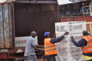Trabajadores del aeropuerto de Monrovia, Liberia, descargan ayuda humanitaria enviada desde Estados Unidos para apoyar los trabajos de combate al ébola que queja a varios países de África occidental el domingo 24 de agosto de 2014. (Foto de AP/Abbas Dulleh)