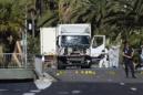 Varios policías inspeccionan el estado del camión con el que fue cometido durante la Fiesta Nacional el atentado en Niza, Francia. EFE/Archivo