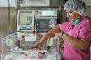 El caso es el de una niña nacida de madre cuya infección con el VIH se detectó cuando concurrió para el parto y, por lo tanto, no había recibido tratamiento antes. EFE/Archivo