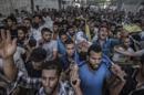 Varios hombres palestinos transportan los cuerpos sin vida de cuatro niños muertos en un bombardeo naval isralí en el puerto de Gaza, en Gaza. EFE