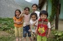 Miles de mujeres vietnamitas deciden abortar cuando descubren que esperan una niña, empujadas por la tradicional preferencia familiar hacia el hijo varón y la política gubernamental de control de natalidad. En la imagen, un grupo de niñas en el norte de Vietnam. EFE