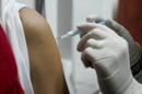 Un hombre recibe la vacuna contra la gripe. EFE/Archivo